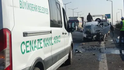 Otoyoldaters şeritten giden araç kazaya neden oldu: 3 ölü