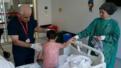 4 saat güneşte kalan çocuk hastanelik oldu