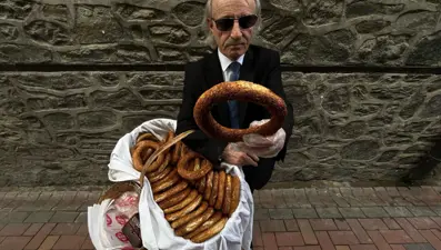 Herkes onu "Kravatlı simitçi" olarak tanıyor: Takım elbisesi ve boyalı ayakkabıları dikkat çekiyor