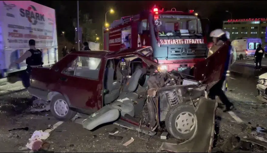 Arnavutköy'de feci kaza: 2 ölü, 7 yaralı 2 Arnavutköy'de feci kaza: 2 ölü, 7 yaralı 2