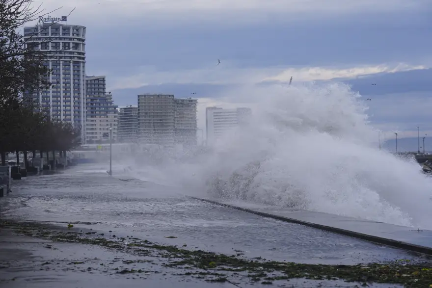İstanbul'da lodos kabusu. Ağaçlar ve tekneler devrildi, dev dalgalar sahilleri dövdü 7