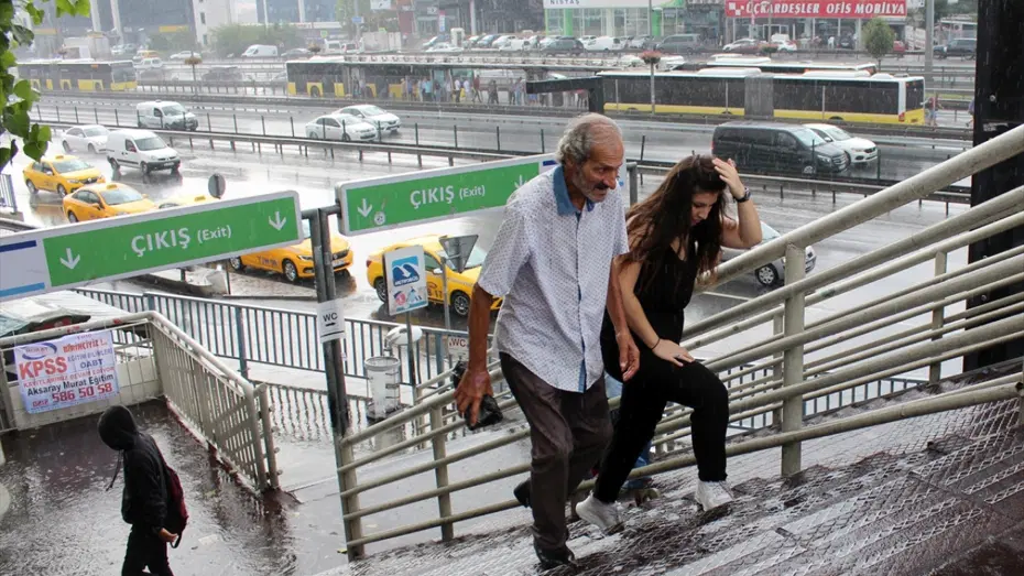 İstanbul'da sonbahar provası. Hava bir anda soğuyacak, sağanak bastıracak
