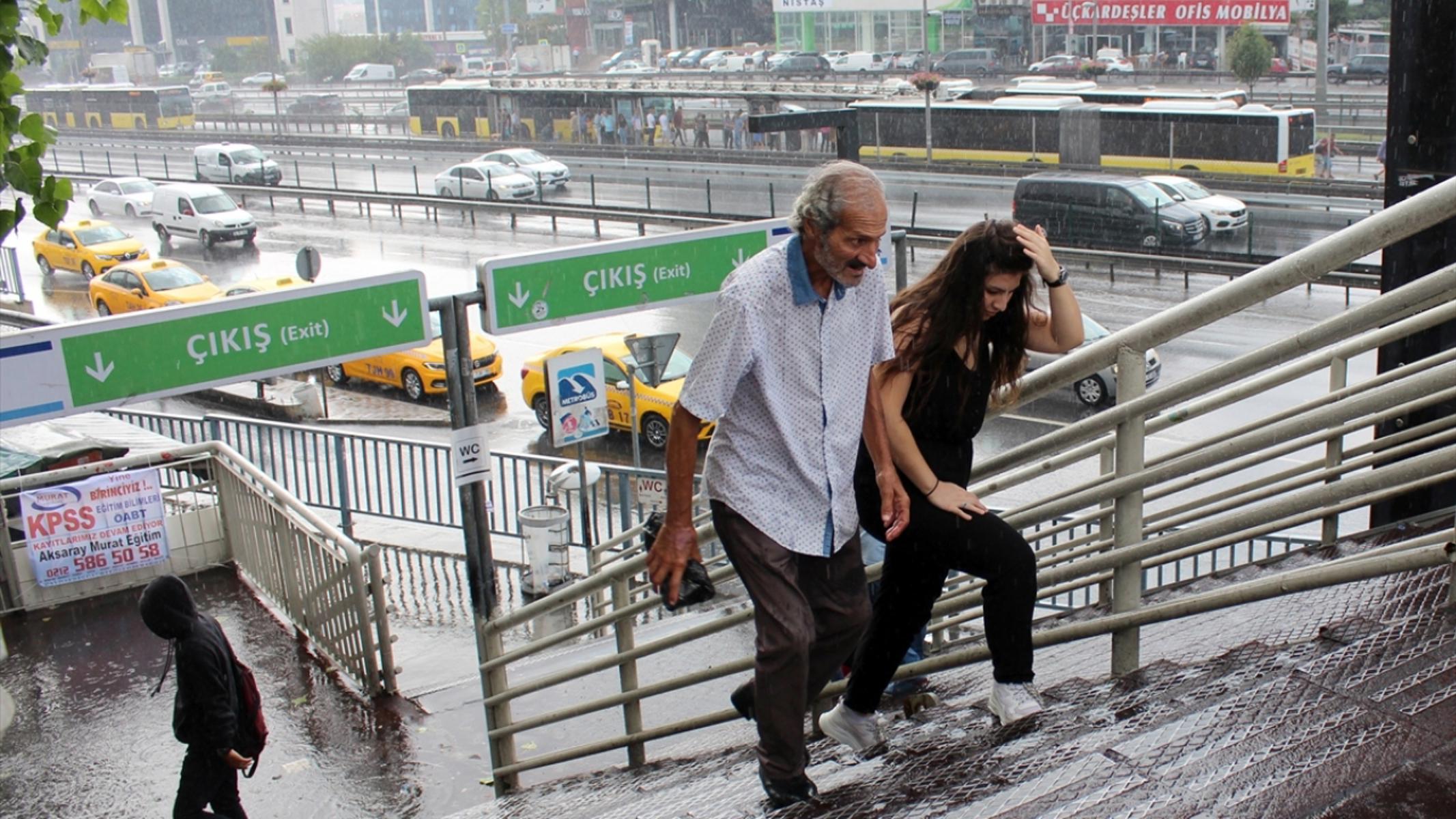 İstanbul'da sonbahar provası. Hava bir anda soğuyacak, sağanak bastıracak