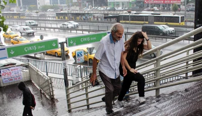 İstanbul'da sonbahar provası. Hava bir anda soğuyacak, sağanak bastıracakİstanbul'da "sonbahar provası" için tarih verildi. Megakentte sıcaklık bir anda 23 - 24 derece seviyelerine düşecek ve sağanak yağış başlayacak.