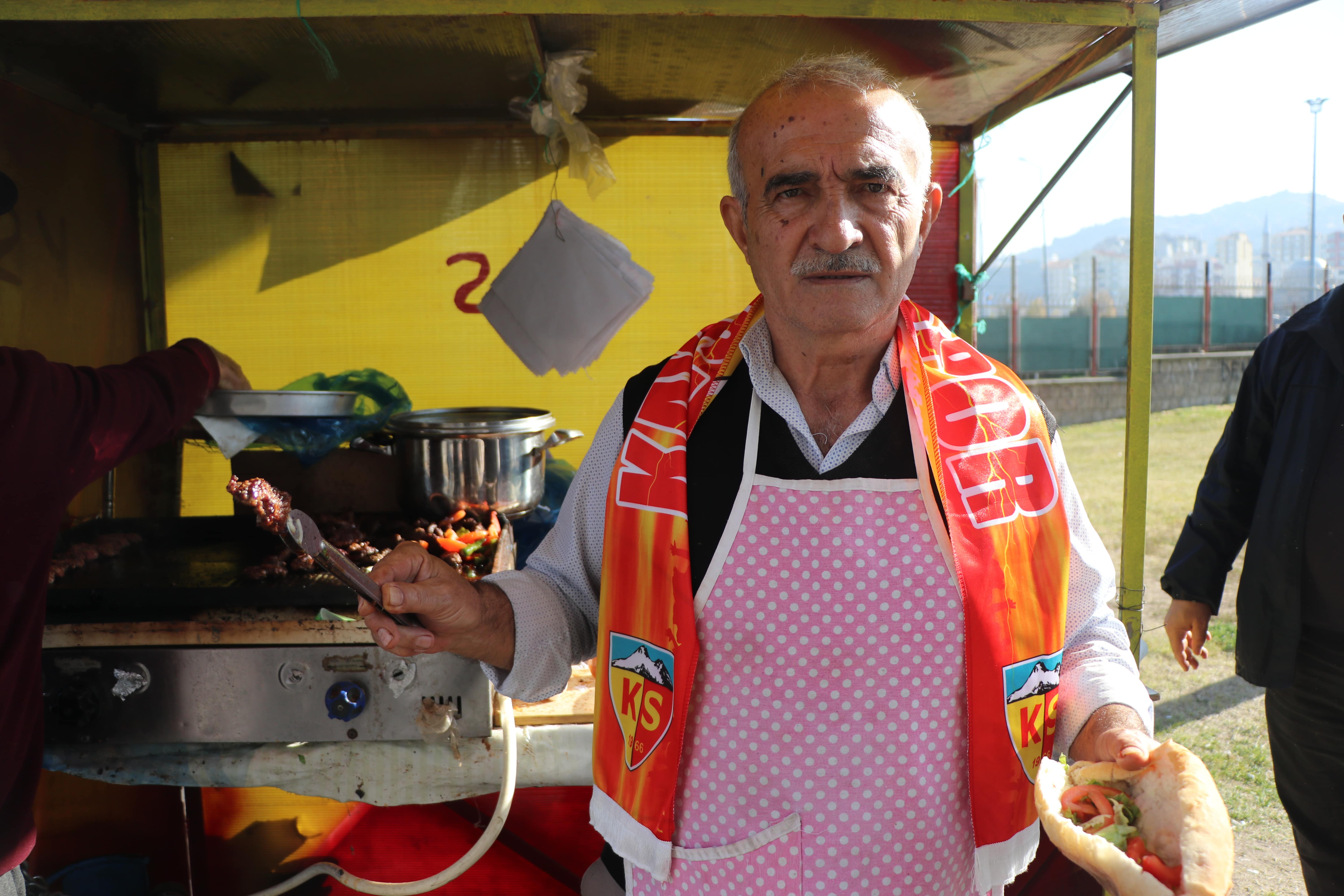 Kayserispor'un eski futbolcusu maçlara çıktığı stadyumun önünde köfte ekmek satıyor 