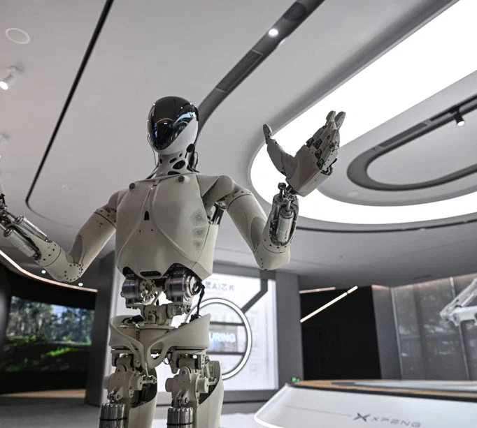 Çin insansı robotları iş gücüne dahil edecekÇin, küresel yapay zeka yarışının yeni cephesi olarak görülen insansı robot teknolojisinde ticari ve pratik iş gücü açılımı hedefliyor.