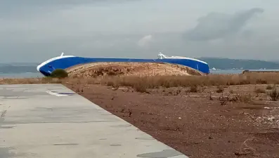 Yalova'da bakım için bekleyen gemi fırtına nedeniyle yan yattı