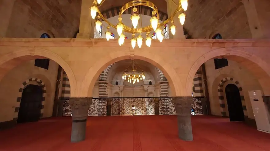 Gaziantep'teki tarihi Kurtuluş Camii ihtişamıyla hayran bırakıyor 2 Gaziantep'teki tarihi Kurtuluş Camii ihtişamıyla hayran bırakıyor 2