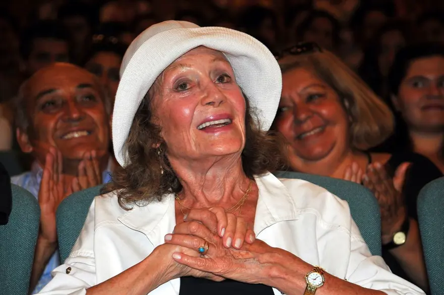 Usta sanatçı Yıldız Kenter son yolculuğuna uğurlandı 20