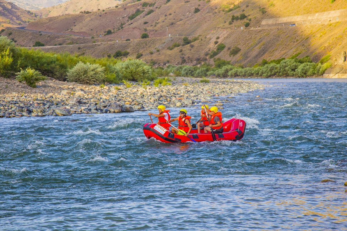 Elazığ'da Murat Nehri'nde rafting heyecanı