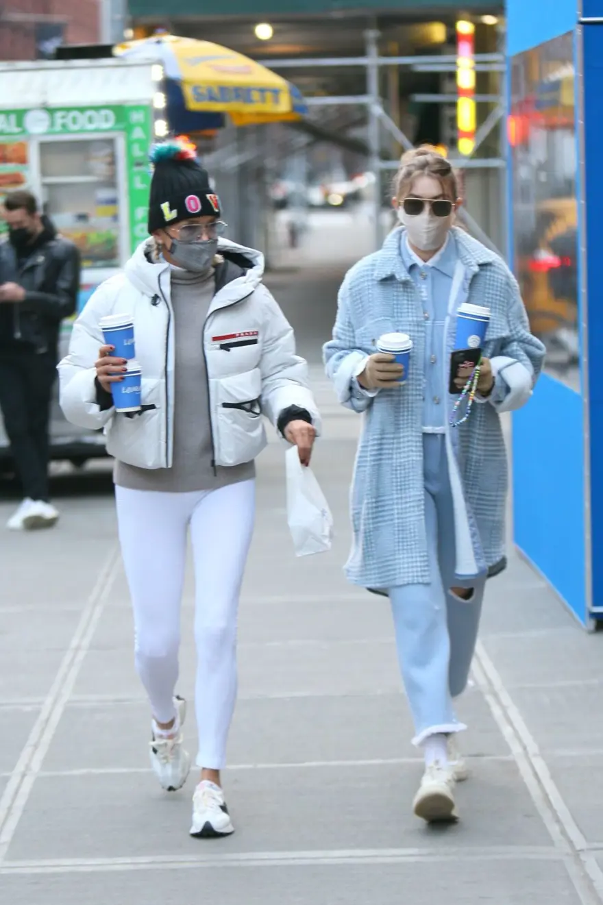 Gigi Hadid ile Yolanda Hadid'in yürüyüşünde nazarlık ayrıntısı 5