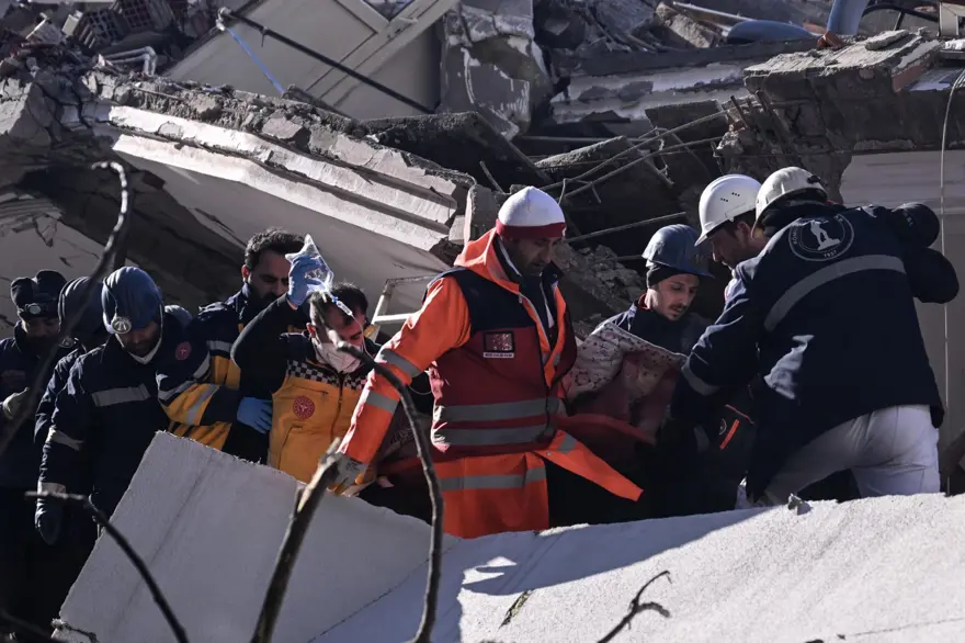 Enkaz altındakiler için zamana karşı yarış 38