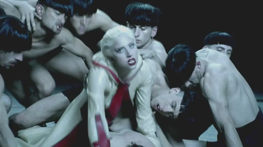 Gaga'dan homoerotik bir askeri fantezi 53