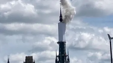 Fransa'da tarihi Rouen Katedrali'nin kulesinde yangın