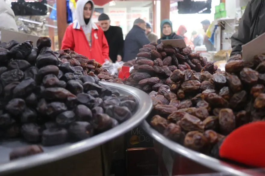 Hurma tezgahta yerini aldı: Her keseye uygun fiyatıyla alıcı buluyor 3