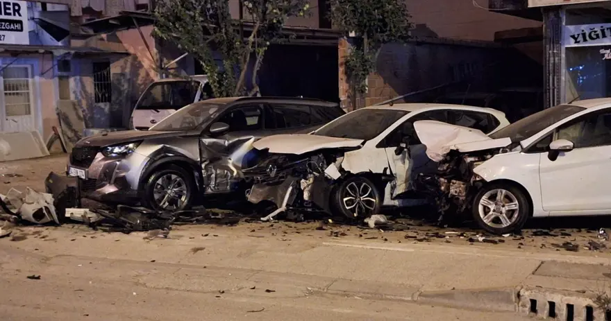 Alkollü sürücü 5 araca ve trafoya çarparak ancak durabildi 3 Alkollü sürücü 5 araca ve trafoya çarparak ancak durabildi 3