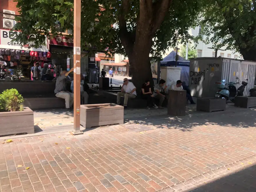 Aşırı sıcaklar dışarı çıkmaya engel oldu: Kent merkezi bomboş kaldı 1 Aşırı sıcaklar dışarı çıkmaya engel oldu: Kent merkezi bomboş kaldı 1