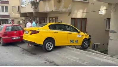 Küçükçekmece'de ilginç kaza: Taksi duvarda asılı kaldı
