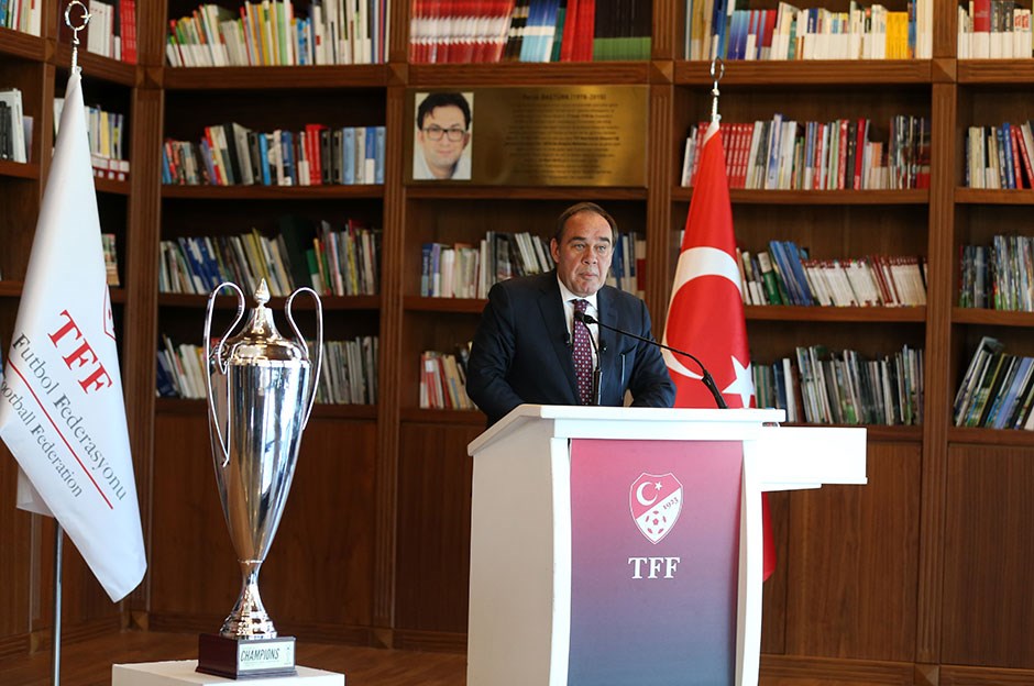 Yıldırım Demirören, şampiyon futbolcularla bir araya geldi