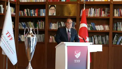 Yıldırım Demirören, şampiyon futbolcularla bir araya geldi