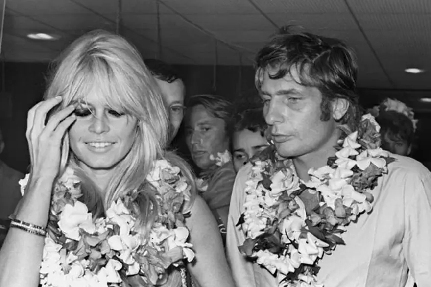 "VE TANRI KADINI YARATTI" 1