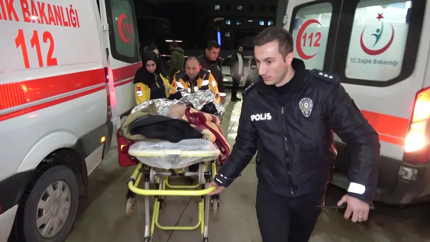 Uzun süre kimse farketmedi, otobüs durağında donmak üzereyken bulundu 2