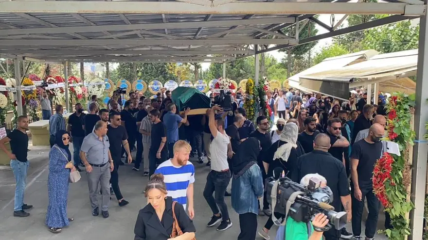 Ebru Gündeş annesini son yolculuğuna uğurladı 