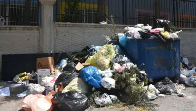 Buca'da grevin dördüncü günü: Sokaklarda çöp yığınları oluştu