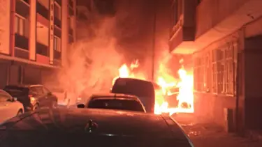 Bahçelievler'de beş araç alev topuna döndü