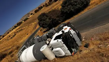 Tunceli’de beton mikseri ve TIR devrildi