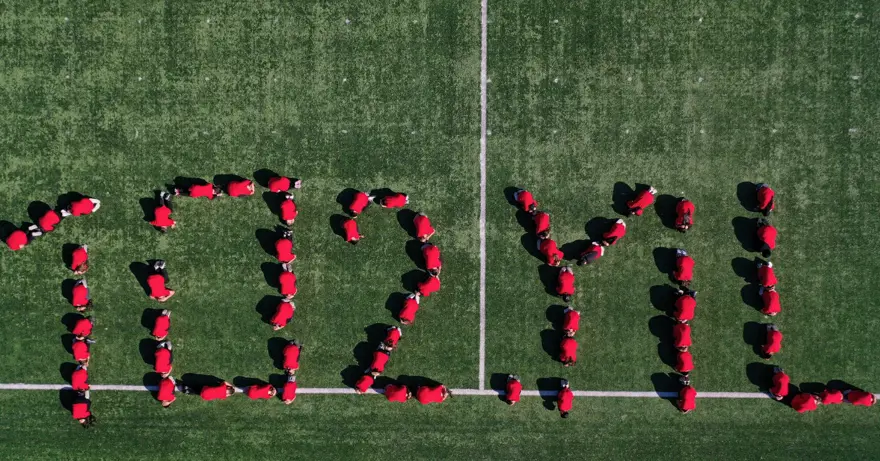 DEPREMİN MERKEZ ÜSSÜNDE COŞKULU KUTLAMA 4 DEPREMİN MERKEZ ÜSSÜNDE COŞKULU KUTLAMA 4