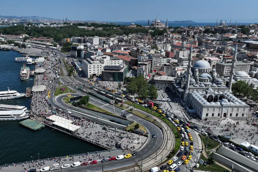 SICAK HAVAYA RAĞMEN MEYDANLAR DOLDU 2 SICAK HAVAYA RAĞMEN MEYDANLAR DOLDU 2