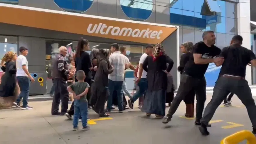 Benzin istasyonunda tekme tokat kavga: Polisbiber gazıyla ayırdı 2