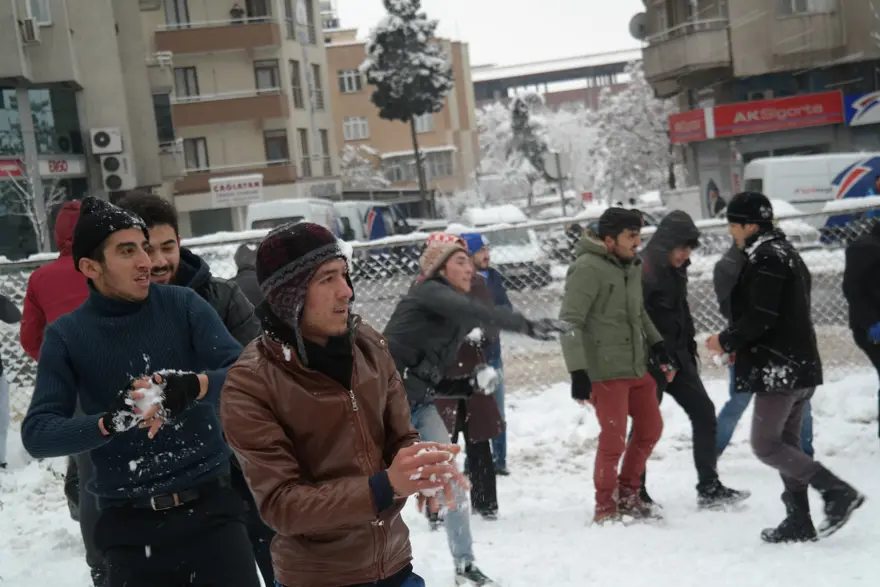Vatandaşlarla polis arasında kar topu savaşı 6