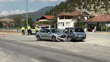 Karabük'te iki araç çarpıştı: Altı yaralı