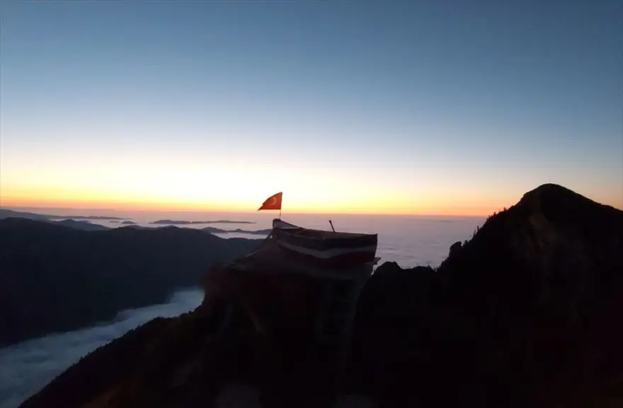 "Bulut denizi" için 2 bin 700 rakımlı yaylada kayık yaptı 3