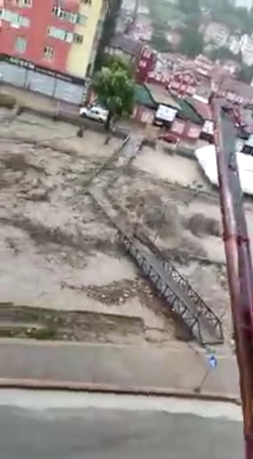 Sel suları köprüleri söküp götürdü