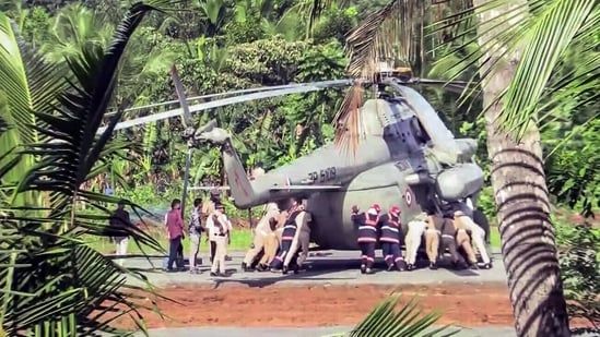 Devlet başkanının helikopteri piste battı: "Şu helikoptere bir el atın"