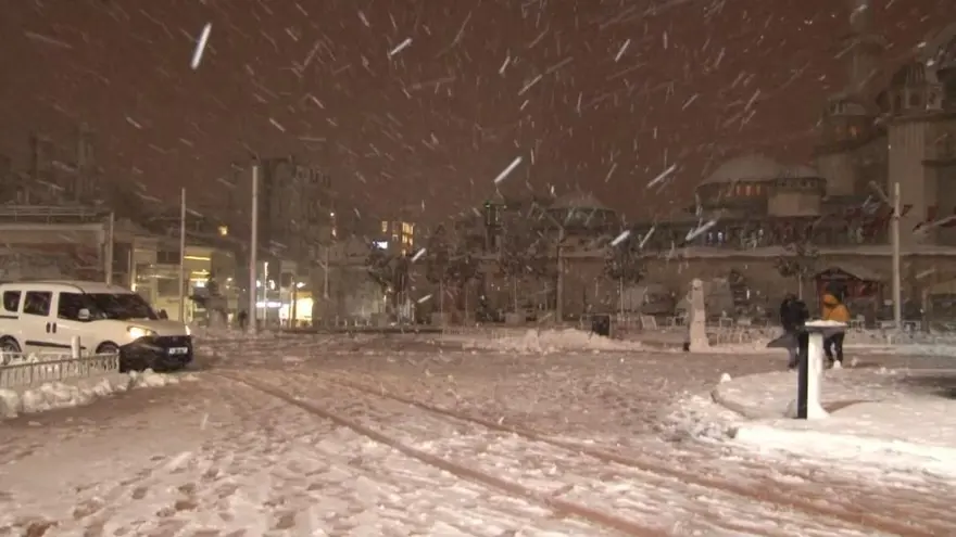 İstanbul'da kar yağışı devam ediyor (AKOM ilçe ilçe kar kalınlıklarını paylaştı) 19