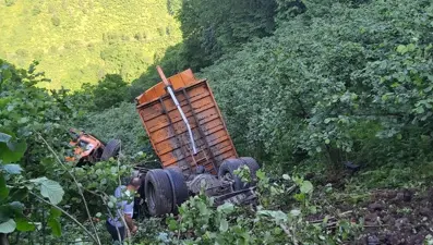 Karayolları kamyonu 500 metreden uçtu: 2 ölü