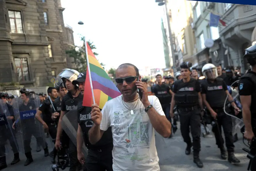 Taksim'deki LGBT Onur Yürüyüşü'ne polis müdahalesi 20