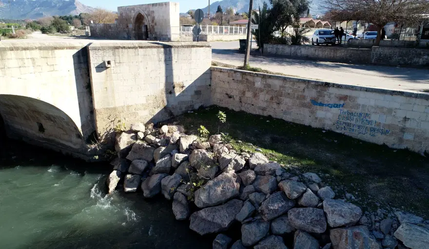 Misis Köprüsü’ne sprey boya ile yazı yazdılar 1 Misis Köprüsü’ne sprey boya ile yazı yazdılar 1
