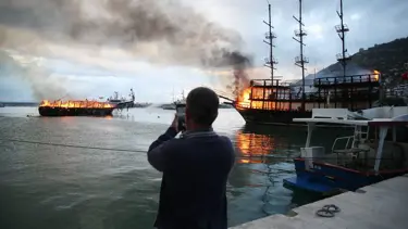 Antalya'da 2 tur teknesi alev alev yandı