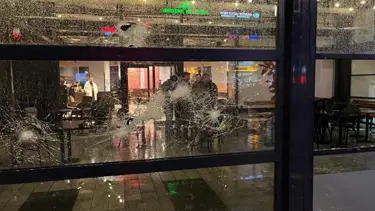 İsrail protestosunda olay çıktı: Kahve zinciri şubesinin camlarını kırdılar