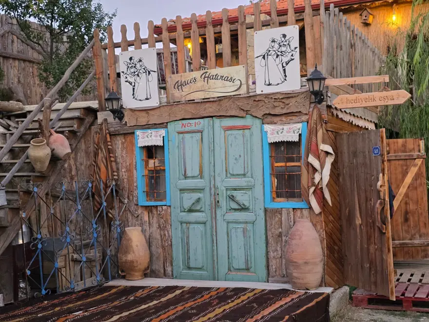 10 parça ile başladı,  2 bin 500 parçayı evinde sergiliyor 1