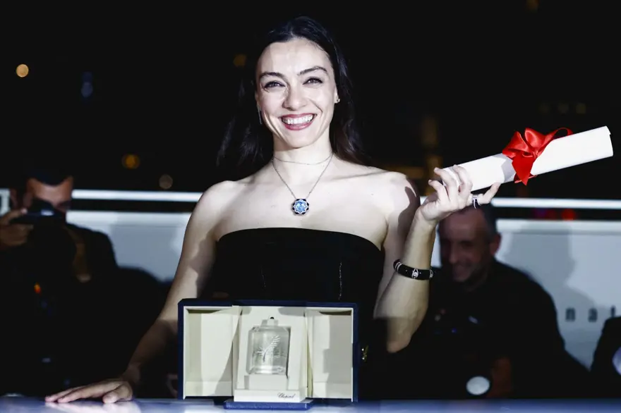 Merve Dizdar Cannes Film Festivali'nde en iyi kadın oyuncu ödülünü aldı 2