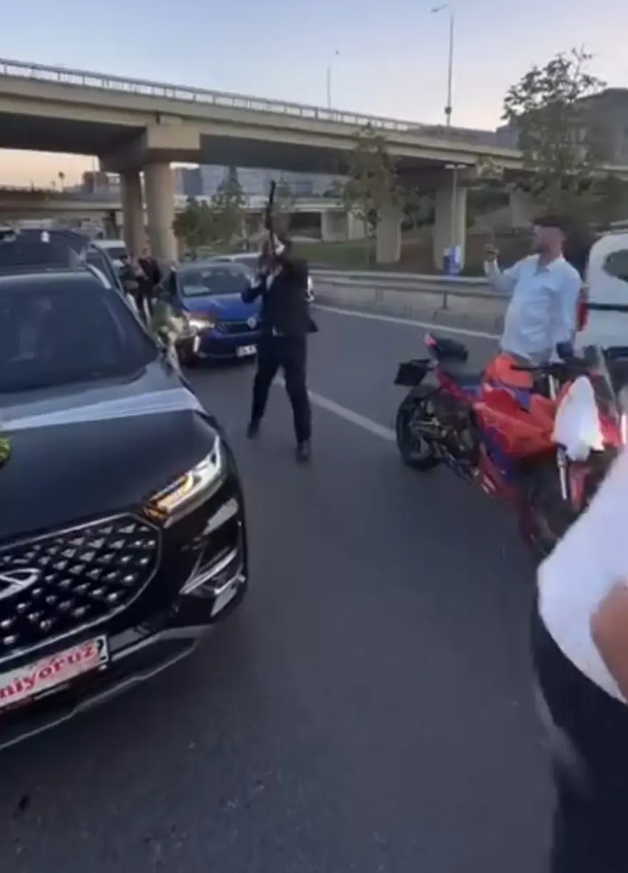 İstanbultrafiğinde akılalmaz görüntü: Düğün konvoyundakiler uzun namlulu silahla ateşaçtı 2 İstanbultrafiğinde akılalmaz görüntü: Düğün konvoyundakiler uzun namlulu silahla ateşaçtı 2