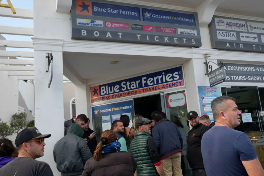 Santorini'den büyük kaçış! Ek uçak seferleri kondu, gemiler art arda kalkıyor Santorini'den büyük kaçış! Ek uçak seferleri kondu, gemiler art arda kalkıyor