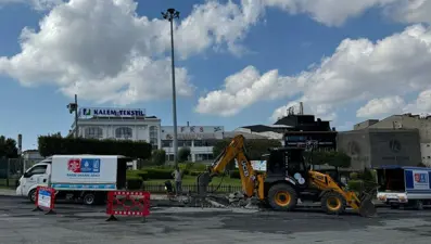 Güngören'de yol çalışması sırasında su borusu patladı