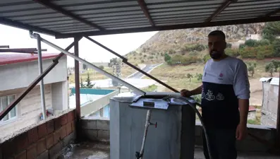 Yağmur suyunu evine depoluyor, kurduğu sistem ilgi çekti: Banyo yaparken bu suyu kullanıyor